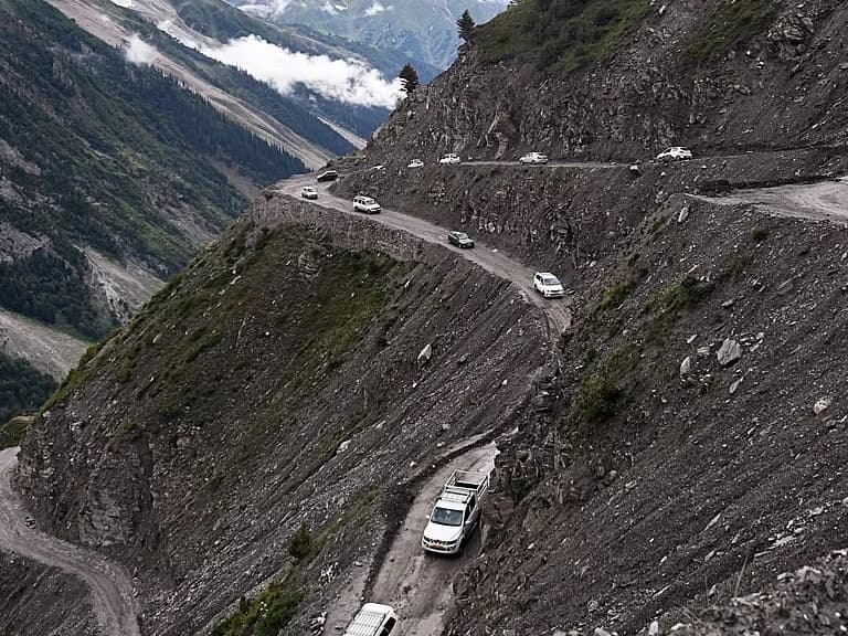 Sonamarg – Glaciers, Passes & Open Skies